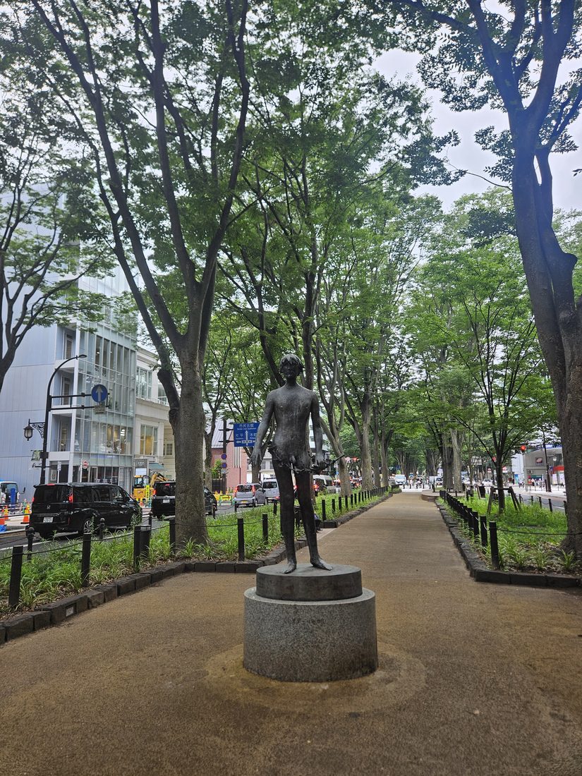 14:57 綠帶上的裸女銅像