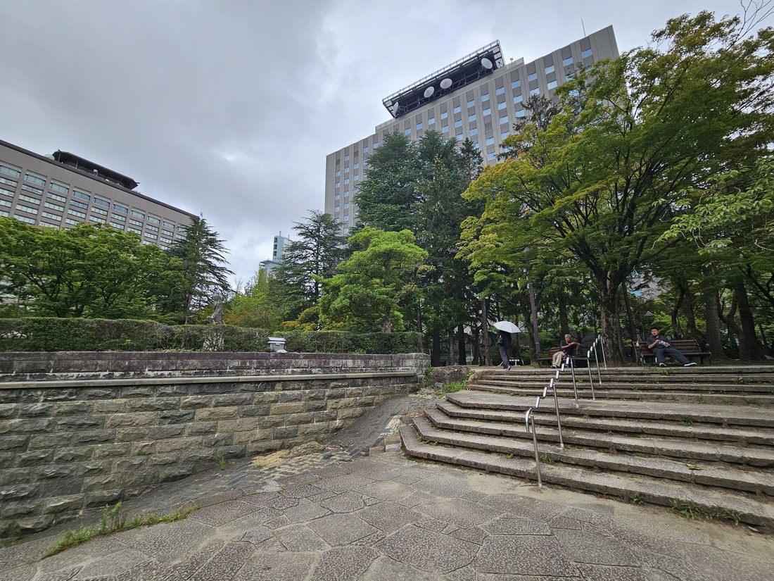 15:14 公園的石階廣場