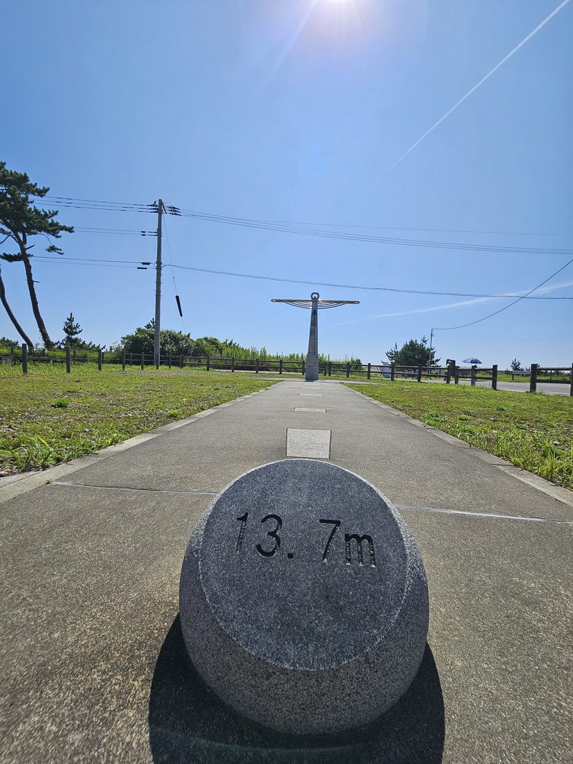 09:30 刻著 13.7m 的石柱與荒浜記憶の鐘