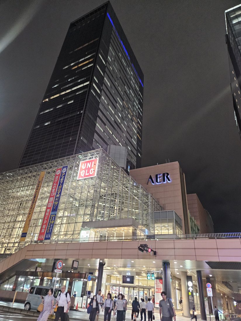 19:03 AER 大樓夜間外觀，樓下是 UNIQLO