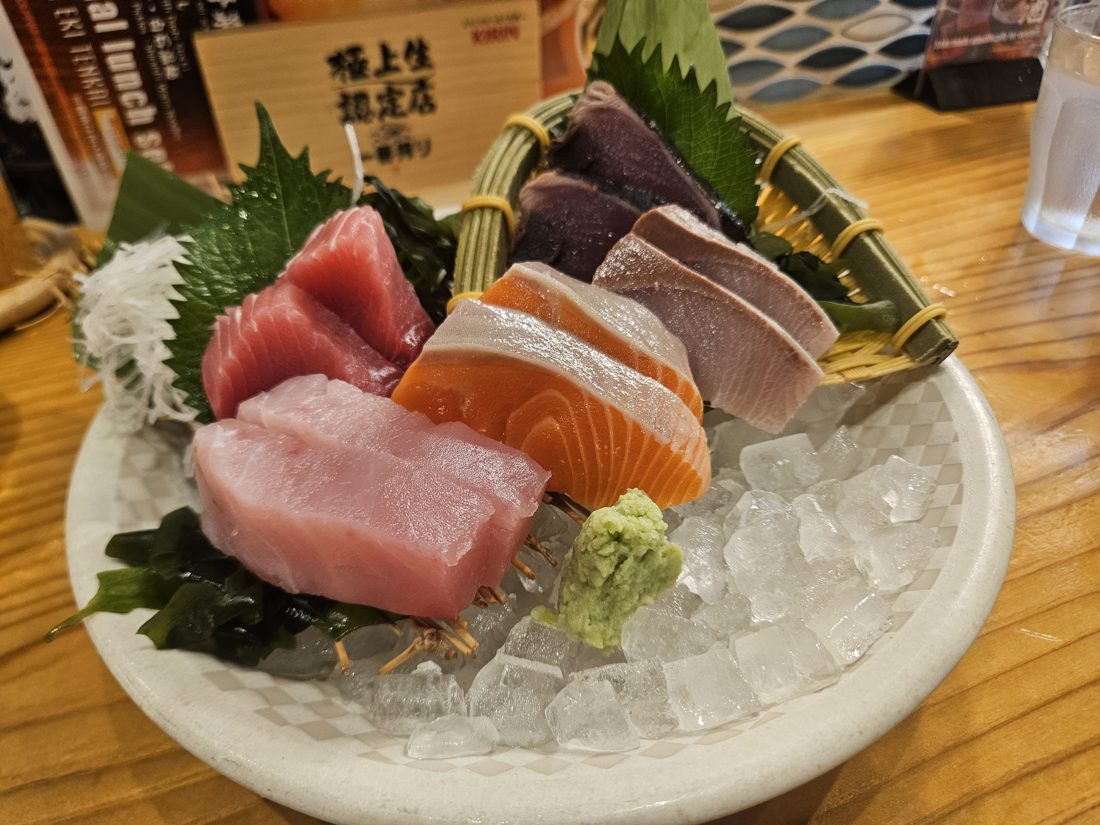 12:43 刺身盛合。中腹、鮭魚、鰹魚、青魽，鋪在冰上