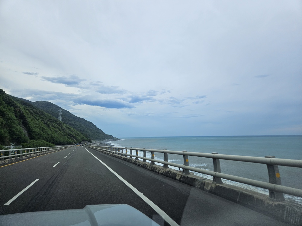 行駛在金崙海岸高架段