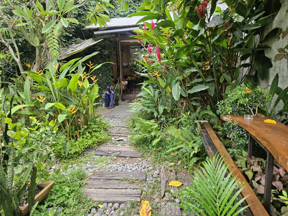 石板步道與木質桌椅
